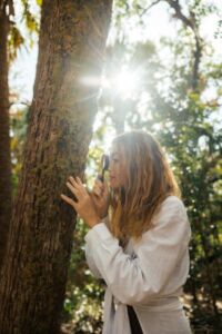 Visit FL looking at tree - Association of Nature & Forest Therapy